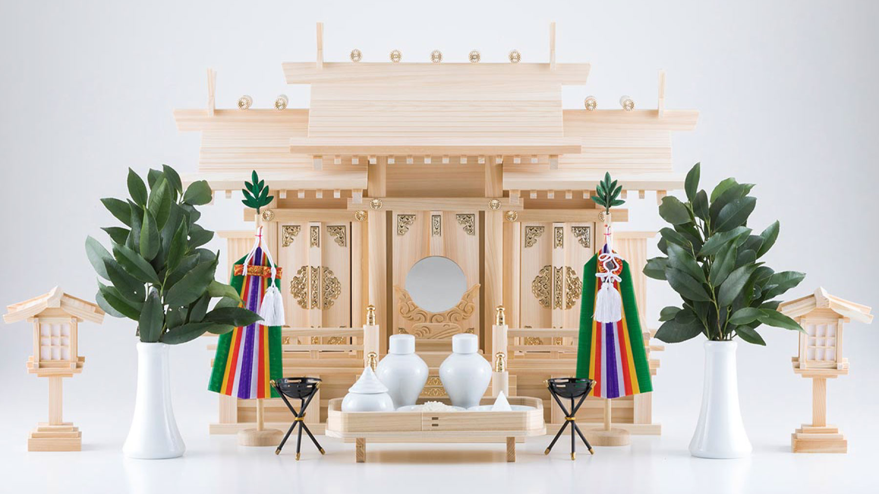 三社造りの神棚と神具、お供え