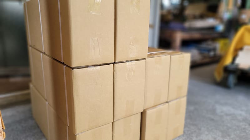 卒塔婆を専用ダンボールに収納して保管している様子